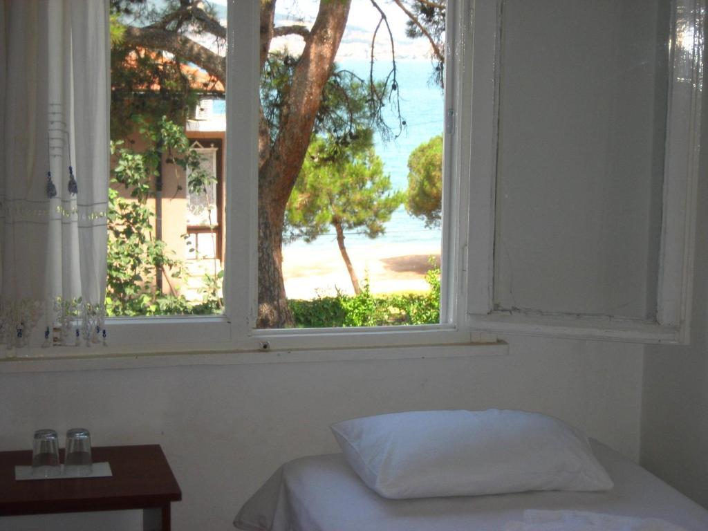 Mavi Pension Ayvalik Exterior foto